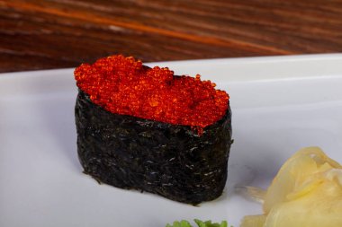 Japon Suşi gunkan tobiko ile