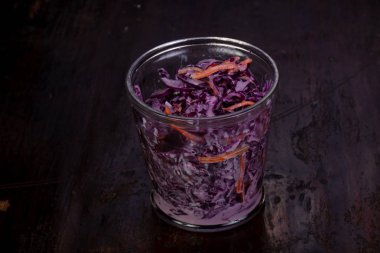 Kırmızı lahana ve havuç salatası