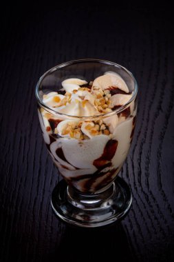 Karamel şurup ve fındık ile lezzetli dondurma