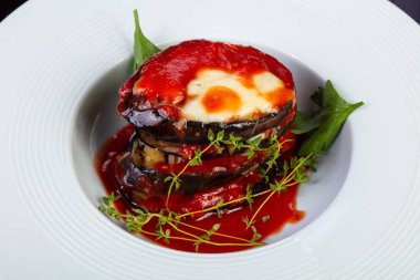 Peynir ve domates soslu patlıcan kahvaltilari iştah açıcı