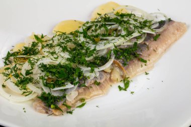 Soğan ve otlar ile lezzetli Norveç ringa balığı