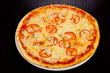 Lezzetli margarita pizza domates ile