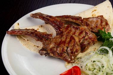 Bir kemik Pide ile lezzetli kızarmış dana