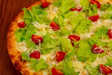 Pizza Sezar tavuk ve salata ile