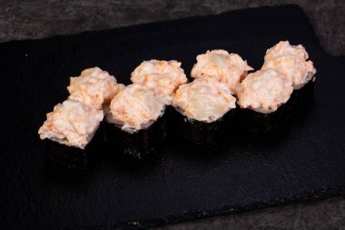 Japon baharatlı suşi ve rulolar