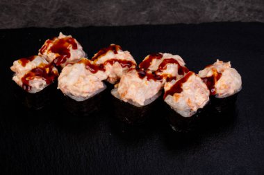 Japon baharatlı suşi ve rulolar