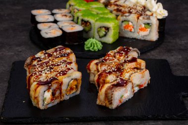 Japon Suşi ile çeşitli madde ayarla