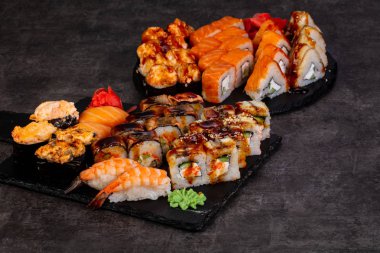 Japon Suşi ile çeşitli madde ayarla