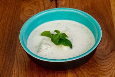 Et ve otlar ile soğuk çorba