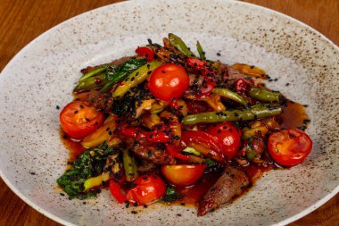 Domates ve otlar ile sığır eti