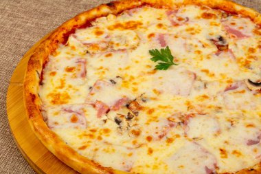 Jambonlu ve mantarlı pizza.