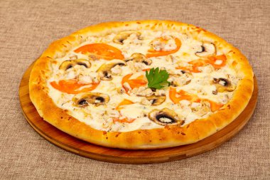 Mantar, peynir ve domates Pizza