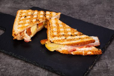 Sandviç sosis ve peynir ile