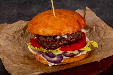 Etli ve peynirli hamburger.