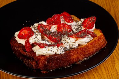 Tatlı tatlı çilek ve peynirli çörek