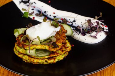 Kabak krep krema ve otlar ile