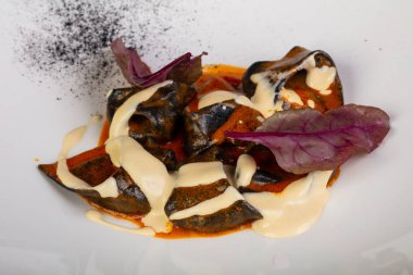 Ravioli yengeç ve sos ile