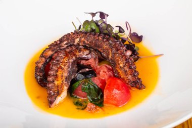 Izgara ahtapot sos ve domates ile