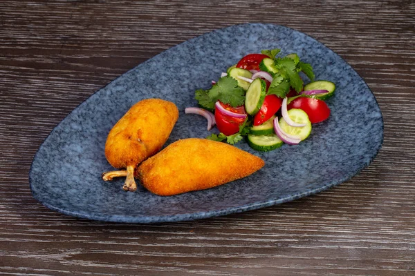 Lezzetli Kiev'in pirzola sebze salatası ile