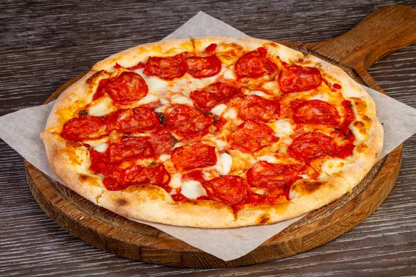 Salam ve peynir lezzetli pizza