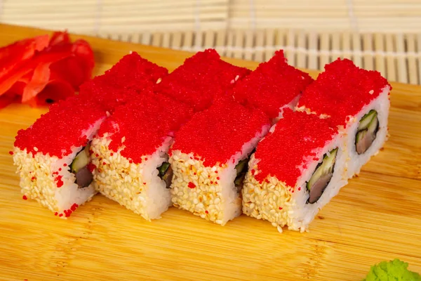 Makoto Lezat Sushi Gulung Dengan Kaviar Dan Wijen — Stok Foto