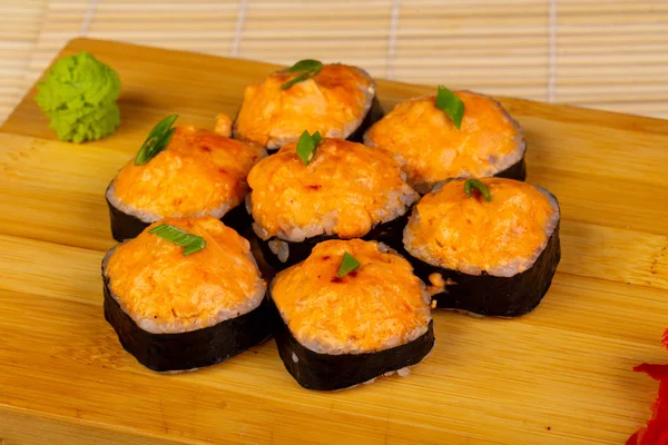 Lezzetli kızarmış somon peynirli rulo