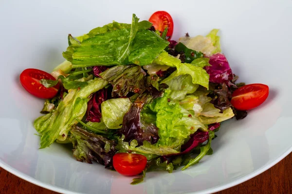 Lezzetli hafif salata marul ve domates ile