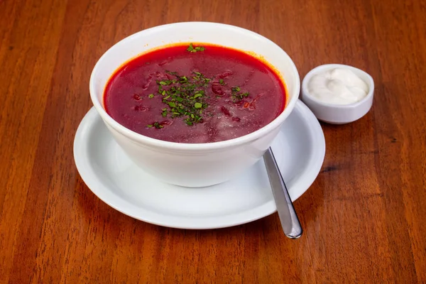 Lezzetli borsch çorbası ekşi krema ile