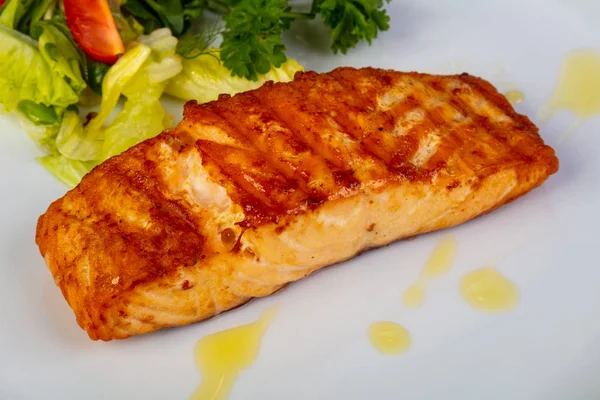 Lezzetli ızgara somon hissesi salata ile