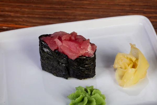 Sushi Gunkan Raaka Tonnikala — kuvapankkivalokuva