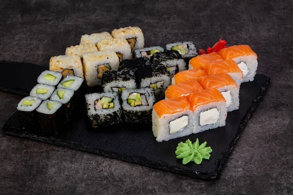 Japon Suşi ile çeşitli madde ayarla