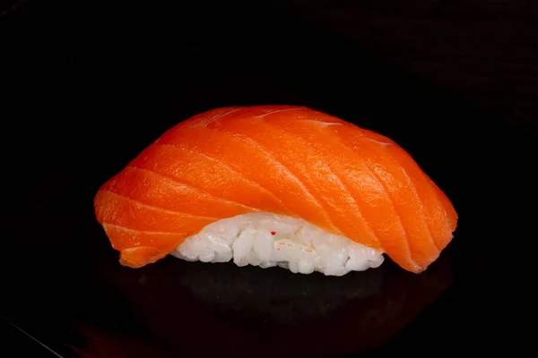Sushi Frio Japonês Com Salmão — Fotografia de Stock