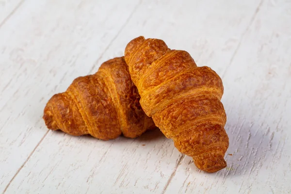Söta Välsmakande Croissant Över Trä Bakgrund — Stockfoto