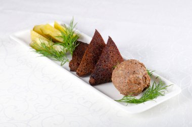 Ekmek ve salatalık turşusu ile karaciğer spreas