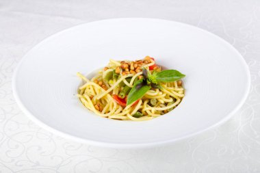 Vejetaryen makarna ile yeşil fasulye