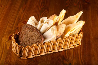 Ahşap arka plan üzerinde beyaz ekmek çeşitler