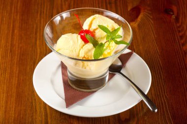 Vanilyalı dondurma ile nane ve kiraz