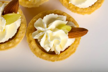 Tartı krem, üzüm ve badem catering için