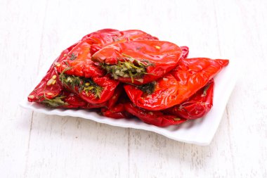 Dereotu ile kırmızı dolmalık biber turşusu