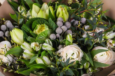 Çeşitli çiçek ile romantik buket