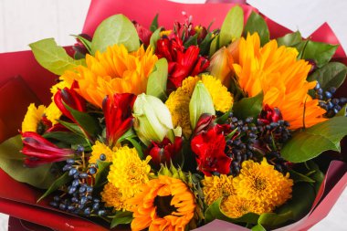 Çeşitli çiçek ile romantik buket