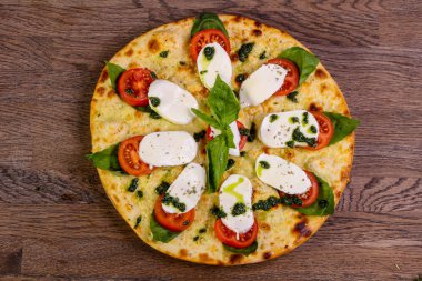 Pizza Caprese fesleğen ve mozarella