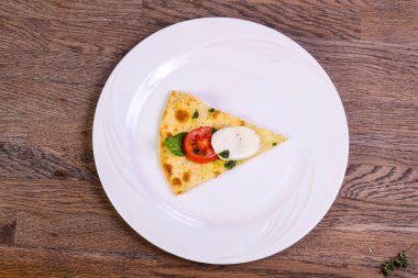Pizza Caprese fesleğen ve mozarella