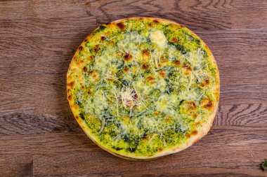 Pesto ve peynirli pizza