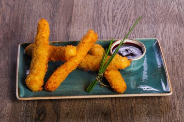 Peynir sos ile yeşil soğan servis yapışıyor