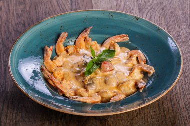 Fesleğen yaprakları servis soslu karides kokteyl