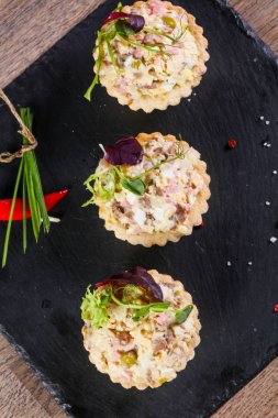 Rus salatası kanepe otlar ile