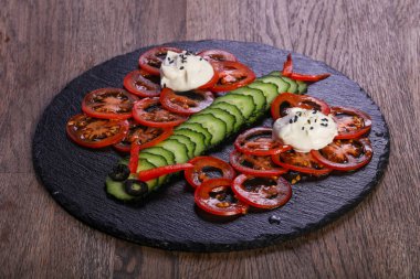 Çocuklar salata domates, salatalık ve krema ile