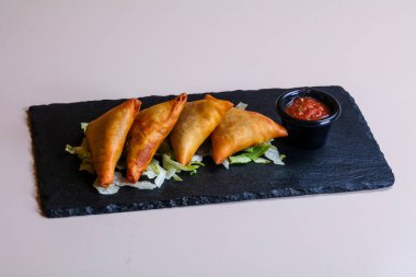 Soslu sıcak et hamur işleri