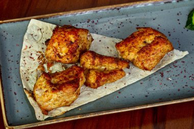 Tavuk barveque beyaz ekmek ile